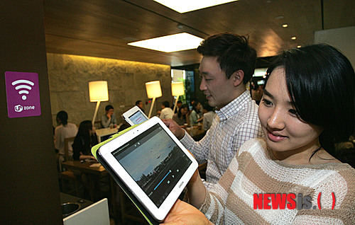 【서울=뉴시스】LG유플러스는 2월 전국 8만여개의 유플러스존을 가입한 통신사에 관계없이 누구나 무료로 이용할 수 있도록 개방한지 석달만에 이용자가 2배 이상 증가했다고 28일 밝혔다.(사진=LG유플러스 제공)&nbsp; photo@newsis.com 