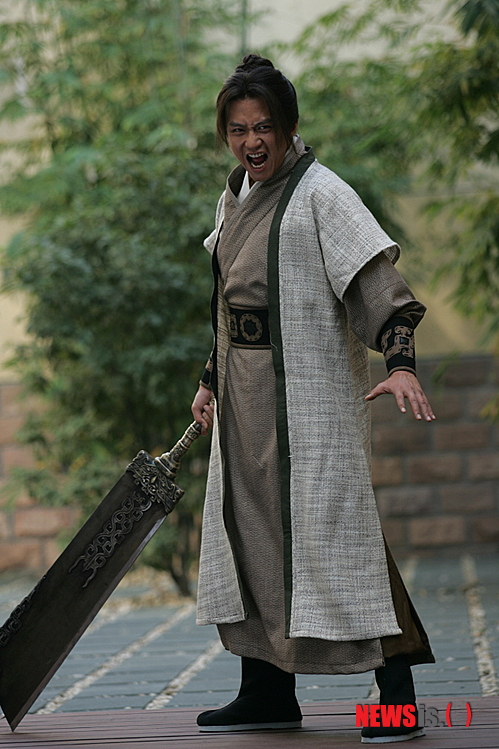 【서울=뉴시스】유상우 기자 = 중국전문채널 중화TV가 29일부터 월~금요일 밤 11시에 '신(新) 의천도룡기'를 방송한다.&nbsp; 40부작인 '신 의천도룡기'는 '사조영웅전' '신조협려'와 함께 진융(金庸)의 무협소설 중 최고로 꼽히는 '영웅문' 시리즈 중 하나다. 다양한 캐릭터와 치밀한 갈등구조, 박진감 넘치는 묘사 등으로 무협 마니아들 사이에 인기다.&nbsp; '신 의천도룡기'는 진융의 또 다른 무협소설인 '소오강호' '벽헐검' 등을 제작한 무협 드라마의 대가 장지중(張紀中) 감독이 메가폰을 잡았다.&nbsp; 천하를 얻을 수 있는 전설의 무기 '도룡도'와 '의천검'을 차지하기 위해 벌어지는 무림 최고 문파들의 암투와 그 안에서 피어나는 사랑을 담고 있다.&nbsp; 원작의 배경지인 중국 저장성(浙江省) 타오화다오(桃花島), 우당산(武當山) 등에서 올로케이션으로 촬영했다. 제작비 100억원이 투입됐다.&nbsp; 중국어권 연기파 배우 덩차오(鄧超·사진)가 주인공 '장무기', 아이돌 여배우 허줘옌(何琢言)이 '장무기'의 충실한 시녀 '소소'로 출연한다.&nbsp; 중화TV는 '신 의천도룡기' 방송을 기념해 진융 원작 드라마 시리즈를 매일 오후 6시부터 8시간 연속 내보낸다. 진융의 처녀작 '서검은구록'을 비롯해 검술 무협의 전설 '벽혈검', 진융 무협 시리즈 중 역대 최고 시청률을 기록한 '소오강호' 등을 보여준다.&nbsp; swryu@newsis.com