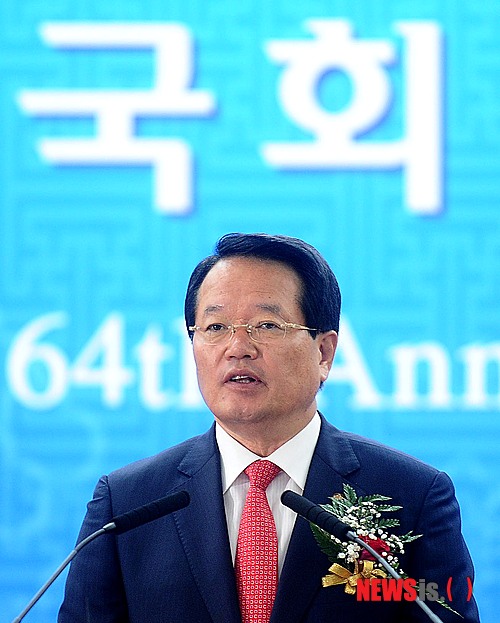 【서울=뉴시스】박종민 기자 = 19대 국회 개원을 하루 앞둔 29일 오전 서울 여의도 국회 로텐더홀에서 열린 제64주년 국회 개원 기념식에서 정의화 국회의장 직무대행이 기념사를 하고 있다. jmc@newsis.com