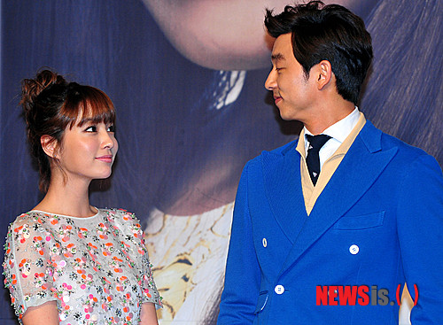 【서울=뉴시스】박문호 기자 = 배우 공유(오른쪽)와 이민정이 29일 오후 서울 송파구 잠실동 롯데호텔 월드점에서 열린 KBS 월화드라마 '빅(연출 지병현)' 제작발표회에서 포즈를 취하고 있다.&nbsp; go2@newsis.com