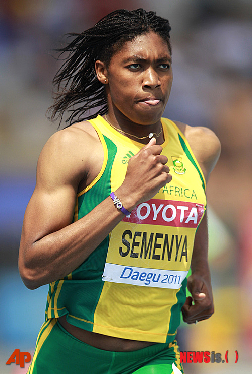 【대구=AP/뉴시스】성별 논란에 휘말렸던 남아공 육상스타 캐스터 세메냐가 2011년 9월 2일 대구 스타디움에서 열린 대구세계육상선수권대회 여자 800m 결승에서 질주하고 있다.