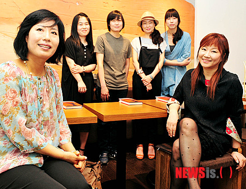 【서울=뉴시스】박문호 기자 = 30일 오후 서울 종로구 필운동 한 카페에서 여성의 섹스를 주제로 출간된 테마 소설 '이브들의 아찔한 수다-여성작가들의 아주 은밀한 섹스 판타지' 저자 6명이 포즈를 취하고 있다. 왼쪽부터 작가 은미희, 김이설, 구경미, 김이은, 한유주, 이평재.&nbsp; go2@newsis.com 