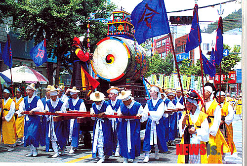 【거제=뉴시스】최운용 기자 = 임진왜란 당시 조선 수군의 첫 승전인 옥포대첩을 기념하는 축제가 다음달 15~17일 경남 거제에서 열린다. 사진은 조선수군의 가장행렬 모습. (사진=거제시청 제공)&nbsp;&nbsp; photo@newsis.com 