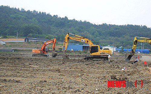 【나주=뉴시스】이창우 기자 = 영산강살리기사업의 일환으로 추진 중인 전남 나주 동강 옥정지구 농경지리모델링 사업이 졸속으로 이뤄져 올 벼농사에 차질이 예상되면서 31일 농민들이 집단반발하고 나섰다.&nbsp; lcw@newsis.com 