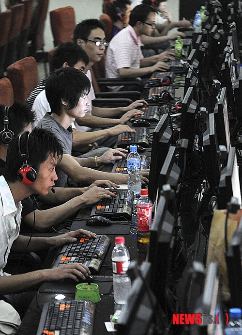 【서울=뉴시스】유상우 기자 = 문화체육관광부가 청소년 게임중독 예방을 위해 부모와 자녀가 게임 이용시간을 함께 관리할 수 있는 '선택적 셧다운 제도'를 6월 한 달간 시범 운영한다. 7월부터 본격적으로 시행한다.&nbsp; 지난 1월22일 게임산업진흥에 관한 법률 시행령 개정에 따른 것이다. 온라인 게임서비스 사업자가 게임이용 전후에 조치해야 할 의무를 담고 있다.&nbsp; 온라인 게임서비스 사업자는 게임물 이용자의 회원 가입 때 실명 확인과 본인 인증 절차를 거쳐야 한다. 게임중독 예방을 위해 청소년은 게임회원 가입 때 부모 동의를 확보해야 한다. 온라인게임 서비스사업자는 청소년 본인과 법정대리인이 청소년에 대한 게임서비스 시간을 제한할 수 있도록 게임시스템을 개편해 운영해야 한다.&nbsp; 과도한 게임이용 방지를 위해 게임 이용자가 볼 수 있도록 1시간마다 '과도한 게임이용은 정상적인 일상생활에 지장을 줄 수 있습니다'는 주의문구와 이용시간 경과내용을 표시해야 한다. 온라인 게임서비스 사업자는 청소년의 게임중독 예방을 위해 제공하는 게임물의 특성·등급·유료화 정책 등에 관한 기본적인 사항과 게임물 이용시간, 결제정보를 청소년 본인과 법정대리인에 알려야 한다.&nbsp; 다만 온라인 게임일지라도 중소기업이 직접 서비스하거나 교육목적 등으로 제작돼 등급분류를 받지 않는 게임물, 개인정보 수집이 없는 게임물 등에는 이 제도가 적용되지 않는다.&nbsp; 문화부 조사에 따르면 100대 인기게임 중 청소년이 이용할 수 있는 게임의 87%가 이 제도를 적용받는다. 100대 게임 중 청소년 이용불가 게임은 38개로 이 제도의 원칙적 적용 대상은 62개이나 그중 적용제외 대상이 9개로 나타났다.&nbsp; 한편, 게임업계는 부모가 자녀의 게임시간을 제한하고 게임이용 경과 등을 알려주는 게임은 전체 온라인 게임의 약 35% 수준이나 6월 중에는 70%까지 확대한다는 방침이다. 특히 아이온, 스타크래프트2, 피파온라인2, 스페셜포스, 서든어택, 리니지, 던전앤파이터, 메이플스토리 등 8개 인기게임은 이달 중 시스템 개편을 거쳐 6월 중 게임중독예방조치제도를 반영한 서비스를 운영한다.&nbsp; 문화부는 "이번 제도가 성공적으로 정착하기 위해서는 부모와 청소년의 자율적인 참여와 게임업체들의 적극적인 협조가 반드시 필요하다"면서 "법정대리인의 손길이 미치기 어려운 조손가정, 다문화가정 등의 청소년들이 게임시간 선택제도를 효율적으로 이용할 방안 등을 검토하고 있다"고 밝혔다.&nbsp; 구체적으로 법정대리인은 아니지만, 교사나 사회복지사가 학생들과 협의해 게임이용시간을 관리하는 방안을 검토하고 있다. 청소년들이 게임중독에서 쉽게 벗어날 수 있도록 게임회원 탈퇴 절차 간소화 등도 추진한다는 계획이다.&nbsp; swryu@newsis.com 