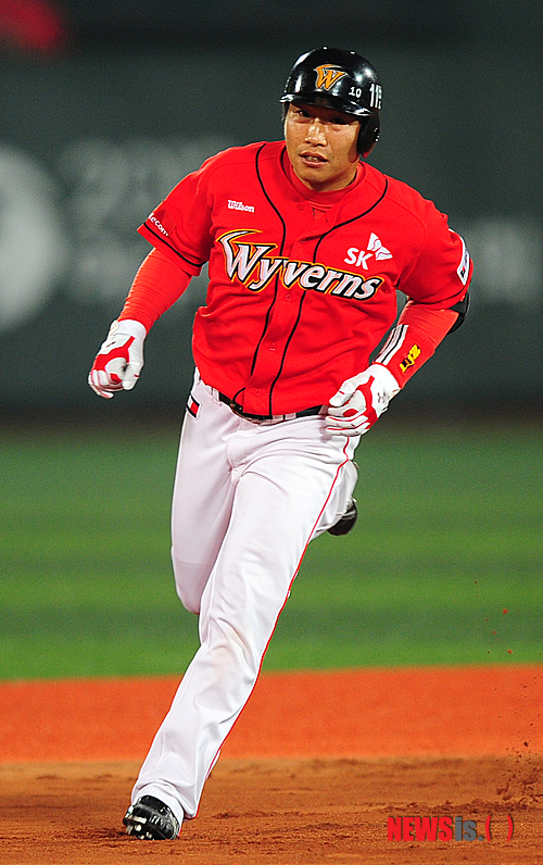 【서울=뉴시스】김인철 기자 = 31일 오후 서울 목동야구장에서 열린 2012 팔도 프로야구 넥센 히어로즈와 SK 와이번스의 경기에서 SK 박재홍이 6회초 무사 우월 솔로 홈런을 날리고 그라운드를 돌고 있다.&nbsp; yatoya@newsis.com