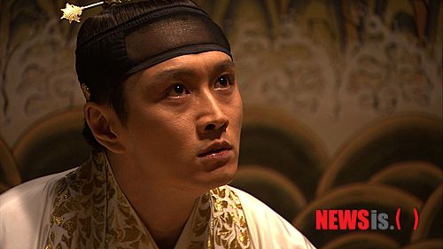 【서울=뉴시스】이예슬 기자 = 탤런트 진태현(31)이 JTBC 주말특별기획 드라마 '인수대비'의 '연산군' 역으로 캐스팅됐다. 연산군은 조선 제10대 왕으로 아버지 '성종'(백성현)의 뒤를 이어 왕위에 올랐지만 폭정을 일삼다가 어머니 '폐비 윤씨'(전혜빈) 사건의 진실을 알게 되면서 할머니 '인수대비'(채시라)와 크게 대립하는 인물이다. '희대의 폭군'으로 유명한 만큼 '연산군'은 이미 드라마와 영화를 통해 여러 차례 다뤄져 시청자들에게도 친숙한 존재다. 진태현은 광기어린 모습으로 폭정을 일삼고 '인수대비'와 유일하게 대립할 수 있는 카리스마 가득한 인물로 그릴 예정이다. 동시에 연산군이 '인수대비'와 맞설 수밖에 없었던 이면의 상처와 고뇌 또한 함께 드러낸다. 5월30일 촬영을 시작한 진태현은 "후반부를 이끌 인물을 연기하게 돼 영광이다. 이미 여러 선배 연기자들이 거쳤던 캐릭터라 부담이 되기도 하지만 이전까지와는 다른 매력의 '연산군'을 표현해 내기 위해 노력하겠다"고 밝혔다. '연산군'과 희대의 러브스토리를 이어갈 '장녹수'로는 KBS 1TV 'TV문학관-광염소나타'에 출연한 탤런트 전소민(26)이 캐스팅됐다. 한편, '인수대비'는 이번주 '폐비 윤씨'의 죽음을 전한다. 내인에서 중전의 자리에까지 오르며 한 시대를 풍미한 여인의 비참하고도 쓸쓸한 죽음이다. ashley85@newsis.com