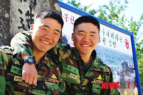 【화천=뉴시스】한윤식 기자 = 육군 27사단(소장 이진원) 제2신병교육대대에서 조교로 복무중인 쌍둥이 형제인 류치국·치환 일병(21)이 나란히 특급전사 '왕'에 선발돼 화제가 되고 있다. 사진은 1일 특급전사 '왕' 인증포제를 획득하고 웃고 있는 류치국(오른쪽), 치환 쌍둥이 형제.(사진=육군 이기자 부대&nbsp; ysh@newsis.com
