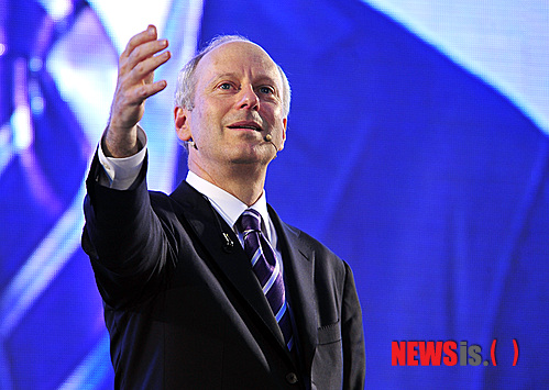 【서울=뉴시스】최동준 기자 = '정의란 무엇인가'의 저자 마이클 샌델 하버드대 교수가 1일 오후 서울 서대문구 연세대학교 노천극장에서 최근 출간한 책 '돈으로 살&nbsp; 수 없는 것들'을 주제로 강연하고 있다.&nbsp;&nbsp; photocdj@newsis.com