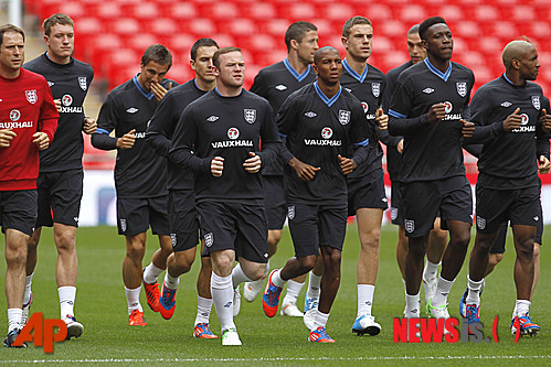 【런던=AP/뉴시스】 잉글랜드는 2014브라질월드컵에서 이탈리아·우루과이·코스타리카와 함께 D조에 편성됐다. 조 3위 전력으로 평가되고 있는 잉글랜드는 '축구종가'의 자존심을 살리기 위해 16강 진출을 최우선 목표로 삼고 있다. 로이 호지슨(67) 감독이 잉글랜드의 사령탑을 맡고 있으며 웨인 루니(29·맨체스터 유나이티드)·스티븐 제라드(34)·다니엘 스터리지(25·이상 리버풀) 등이 주요 선수다. 사진은 지난 2012년 6월 벨기에와의 평가전을 앞두고 몸을 풀고 있는 잉글랜드 선수들의 모습.2014.5.7.