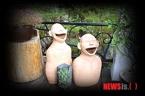 【울산=뉴시스】고은희 기자 = 울산 북구 화봉2지구 주택가는 2년 여 전부터 그림 같은 집이 한 채 두 채 지어지면서 지역에서 '가장 아름다운 주택가'라는 명성을 얻으면서 주목받고 있다. 2일 화봉2지구 실개천 주위 주택 정원에 있는 정겨운 토우의 모습이 눈길을 끈다.&nbsp; gogo@newsis.com