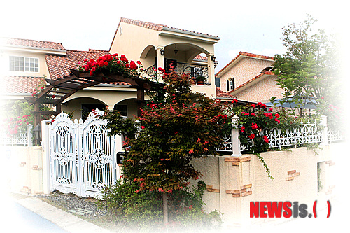 【울산=뉴시스】고은희 기자 = 울산 북구 화봉2지구 주택가는 2년 여 전부터 그림 같은 집이 한 채 두 채 지어지면서 지역에서 '가장 아름다운 주택가'라는 명성을 얻으면서 주목받고 있다. 2일 화봉2지구 실개천 주위 장미가 어우러진 주택이 눈길을 끈다.&nbsp; gogo@newsis.com