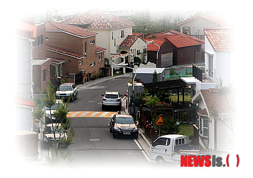 【울산=뉴시스】고은희 기자 = 울산 북구 화봉2지구 주택가는 2년 여 전부터 그림 같은 집이 한 채 두 채 지어지면서 지역에서 '가장 아름다운 주택가'라는 명성을 얻으면서 주목받고 있다. 2일 화봉2지구 실개천 주위의 주택가 전경이다.&nbsp; gogo@newsis.com