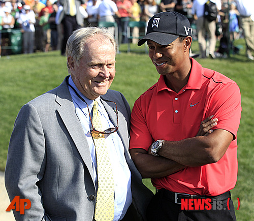 【오하이오(미국)=AP/뉴시스】 잭 니클라우스(왼쪽)와 타이거 우즈