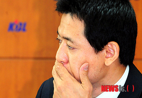 【서울=뉴시스】전신 기자 = 농구 국가대표 출신 가드 신기성이 4일 오후 서울 강남구 KBL센터에서 열린 은퇴 기자회견에서 은퇴 소감을 말하고 있다. photo1006@newsis.com