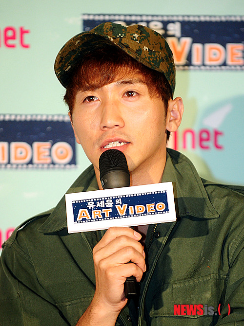 【서울=뉴시스】박동욱 기자 = 개그맨 유세윤이 4일 오후 서울 마포구 CGV 상암점에서 열린 Mnet '유세윤의 아트 비디오' 기자간담회에 참석해 취재진 질문에 답하고 있다.&nbsp; fufus@newsis.com