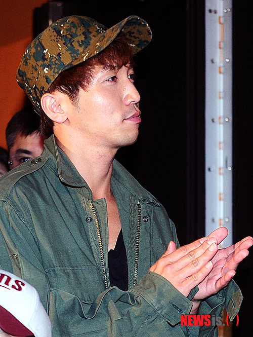 【서울=뉴시스】박동욱 기자 = 개그맨 유세윤이 4일 오후 서울 마포구 CGV 상암점에서 열린 Mnet '유세윤의 아트 비디오' 기자간담회에 참석해 박수를 치고 있다.&nbsp; fufus@newsis.com