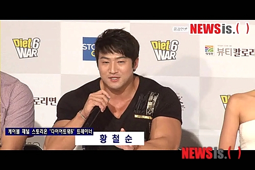 【서울=뉴시스】최한규 기자 = 4일 오후 서울 상암동 CJ E&M센터에서 케이블채널 스토리온 ‘다이어트 워 6’ 제작발표회가 열렸다.&nbsp; 현영을 대신해 한고은이 MC를 맡았다. 소녀시대, 동방신기, 보아 등의 몸매를 가다듬은 김지훈과 피트니스 세계챔피언 황철순이 트레이너를 맡았다. 2007년 첫 방송 이후 55명의 도전자들이 인간승리의 드라마를 썼다.&nbsp; 개그프로그램에서 ‘징맨’으로 알려진 트레이너 황철순은 잘 발달된 근육을 한국에서는 혐오스럽게 보지만 미국에서는 섹시가이로 통한다며 너스레를 떨었다.&nbsp; <div><a href= http://nollywood.newsis.com/flash/?flash_id=NISV20120604_0000008454&page=1 target=_blank style=font-size:15px;font-weight:bold;font-family:Dotum;line-height:30px;color:#004891;>[다이어트워6 제작발표회 징맨 황철순 인터뷰 동영상 바로가기]</a></div>&nbsp; chk@newsis.com 