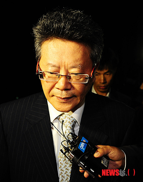 【서울=뉴시스】김기태 기자 = 천억 원대의 불법대출 혐의로 구속영장이 발부된 윤현수 한국저축은행 회장이 5일 새벽 서울 서초구 서초동 서울중앙지방검찰청을 나서고 있다. presskt@newsis.com