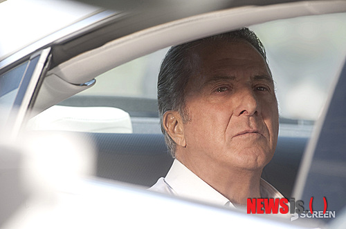 【서울=뉴시스】이예슬 기자 = 더스틴 호프먼(75)이 처음 출연한 미국 드라마가 방송된다. 영화채널 스크린은 '머니 레이스'(원제 LUCK)를 내보낸다.&nbsp; 경마장을 둘러싸고 벌어지는 음모, 배신, 복수 이야기다. 닉 놀티(71)를 비롯한 할리우드 스타들의 선굵은 연기와 탄탄한 극본으로 현지에서 호평받았다.&nbsp; 주인공 '에이스' 역을 맡은 호프먼은 이 제작에도 참여했다. 도박전문가 '에이스'는 누명을 쓰고 3년간 감옥살이를 한 후 사회로 복귀해 경마장에 투자하면서 자신에게 누명을 씌운 상대에게 복수를 한다. 다양한 캐릭터들이 대거 등장해 경마장과 카지노에 빠진 중독자들의 모습을 적나라하게 보여준다.&nbsp; 영화 '핸콕'(2008), '퍼블릭 에너미'(2009)의 마이클 만(69) 감독이 메가폰을 잡았다. 실감나면서 화려한 레이스 장면으로 호응을 얻었다.&nbsp; 7일 밤 10시에 첫 방송되며 제2회부터는 목요일 밤 9시부터 2편 연속 볼 수 있다.&nbsp; ashley85@newsis.com