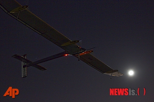 【마드리드=AP/뉴시스】5일(현지시간) 스페인 마드리드 바라하스 국제 공항에 실험적인 태양열 비행기인 솔라 임펄스 HB-SIA가 하늘로 날아오르고 있다. 지난달 25일 스위스 페이엠을 출발해 마드리드에 도착한 솔라 임펄스 HB-SIA는 5일 밤 늦게 모로코 라바트에 도착할 예정이다. 이번 비행은 세계 일주 비행의 최종 리허설 성격을 띈다. 오는 2014년 기능이 향상된 새로운 태양열 비행기가 개발돼 세계일주 비행에 도전할 예정이다.