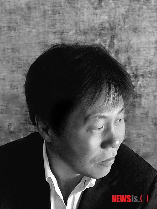 【서울=뉴시스】박영주 기자 = 문학사상이 주관하는 제27회 소월시문학상 수상작으로 시인 이재무(54) 씨의 ‘길 위의 식사’ 외 23편이 선정됐다. 소월시문학상 심사위원회는 “4일 권영민 단국대 석좌교수의 주재로 열린 본심 심사에서 이재무 시인의 ‘길 위의 식사’를 수상작으로 선정했다”면서 “각박한 현실의 삶과 그 고뇌를 인간적인 사랑으로 끌어안고 이를 정신적으로 극복하려는 의지를 시적으로 구현하고 있다고 평가했다”고 밝혔다. “일상의 현실에 빠져들기 쉬운 매너리즘을 벗어나 깊이와 무게를 지닌 서정시의 본연의 모습을 지켜오고 있는 시인의 노력은 매우 소중한 의미를 지니고 있다”는 것이다. 본심에는 고영민(44), 이홍섭(47), 장석남(47), 손택수(42), 윤제림(52), 조용미(50), 함민복(50), 여태천(41), 황인숙(54), 김선우(52), 그리고 이씨 등 11명의 작품이 올랐다. 소월시문학상 상금은 1300만원이며 시상식은 11월 초에 열릴 예정이다. gogogirl@newsis.com