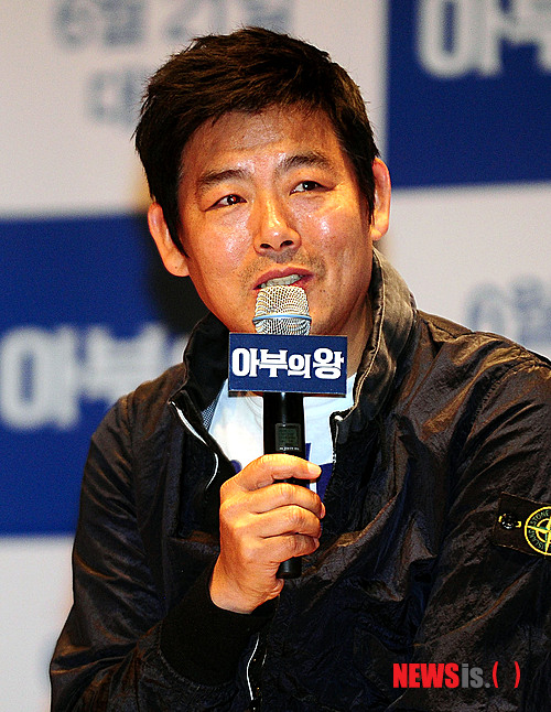 【서울=뉴시스】박동욱 기자 = 배우 성동일이 5일 오후 서울 서대문구 연세대학교 백주년기념관에서 열린 한국영화 '아부의 왕' 아부비법 전수회에 참석해 인사말을 하고 있다. fufus@newsis.com