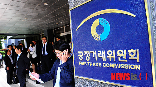 【서울=뉴시스】강진형 기자 = 5일 오후 서울 서초구 반포동 공정거래위원회에서 열린 '4대강 살리기 사업 1차 턴키공사 입찰 관련 20개 건설사업자 부당 공동행위' 관련 전원회의에서 공정위 관계자 및 건설사 관계자들이 회의를 마친 뒤 심판실을 나서고 있다.&nbsp; marrymero@newsis.com