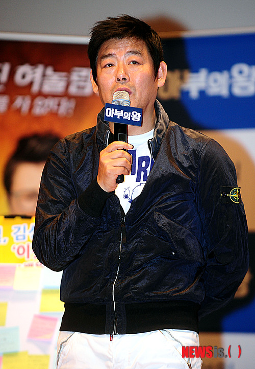 【서울=뉴시스】박동욱 기자 = 배우 성동일이 5일 오후 서울 서대문구 연세대학교 백주년기념관에서 열린 한국영화 '아부의 왕' 아부비법 전수회에 참석해 인사말을 하고 있다. fufus@newsis.com