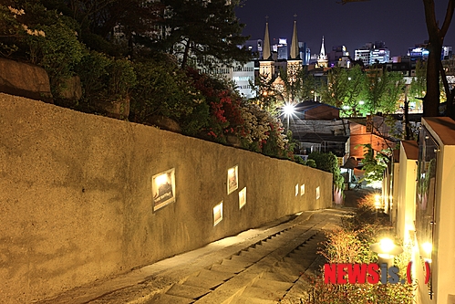 【대구=뉴시스】박광일 기자 = 5일 대구 중구청은 근대 역사문화 탐방 골목투어인 '대구 근대골목'이 '2012 한국관광의 별' 10개 부문 가운데 '장애물 없는 관광자원 부문' 1개 부문에 최종 선정됐다고 밝혔다. 사진은 '대구 근대골목' 투어 코스 중 하나인 대구 중구 '3·1 만세운동길'에서 계산성당을 바라본 모습이다. (사진 = 대구 중구청 제공) photo@newsis.com