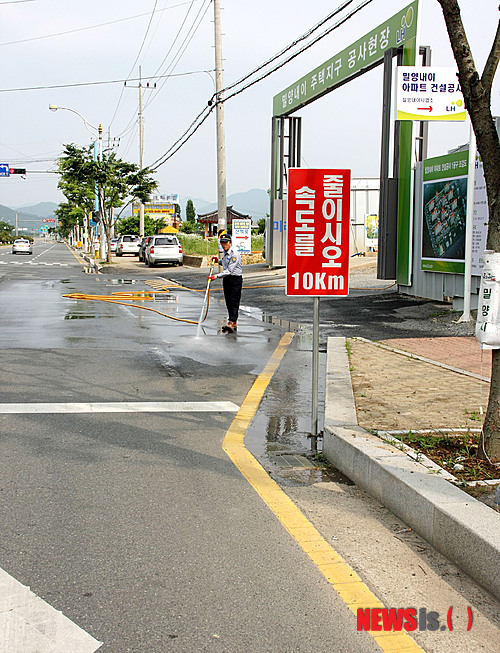 【밀양=뉴시스】안지율 기자 = 6일 한국토지주택공사가 시행하고 세원건설 등이 시공한 경남 밀양시 내이 아파트 건설공사 1공구 현장에서 이동식 고압 살수기를 이용, 현장입구와 인근 왕복 6차선 도로 물청소로 이곳을 통행하는 운전자와 주민들이 큰 불편을 겪고 있다.&nbsp;&nbsp;&nbsp; alk9935@newsis.com