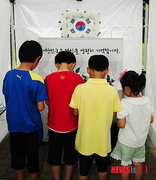 【구리=뉴시스】김기태 기자 = 제57회 현충일을 맞아 6일 오후 경기도 구리 장자호수공원에서 '충혼의 불꽃, 승리의 빛'이란 주제로 열린 추모 행사에서 어린이들이 묵념을 하고 있다. presskt@newsis.com