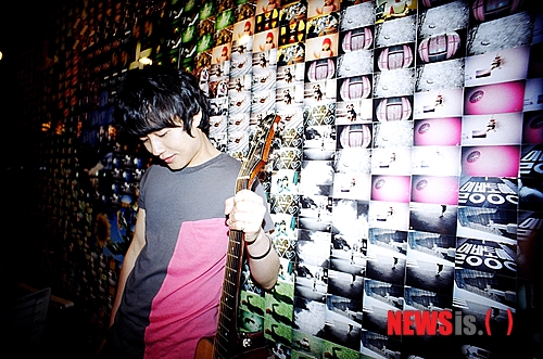 【서울=뉴시스】유상우 기자 = '사랑해 더 사랑할게.'&nbsp; 혜화동소년(32·정현우)이 혼자서 북 치고 장구 쳐서 만들어낸 첫 솔로 미니음반 타이틀곡이다. 노래와 연주는 물론 작사·작곡·편곡에다 프로듀싱까지 해낸다.&nbsp; swryu@newsis.com