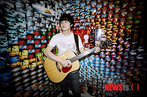 【서울=뉴시스】유상우 기자 = '사랑해 더 사랑할게.'&nbsp; 혜화동소년(32·정현우)이 혼자서 북 치고 장구 쳐서 만들어낸 첫 솔로 미니음반 타이틀곡이다. 노래와 연주는 물론 작사·작곡·편곡에다 프로듀싱까지 해낸다.&nbsp; swryu@newsis.com