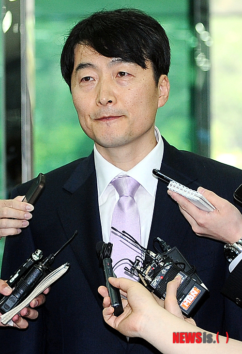 【서울=뉴시스】조성봉 기자 = 통합진보당 서울시당 당기위원회가 이석기, 김재연 의원 등 비례대표 사퇴 거부자들에 대한 제명 결정을 내린 가운데 7일 오전 서울 여의도 국회 의원회관에서 이석기 의원이 취재진의 질문에 답하고 있다.&nbsp; suncho21@newsis.com 