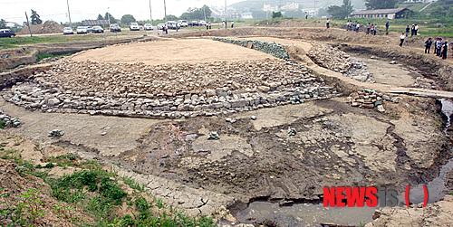 [화성=뉴시스]화성시 관계자들이 2012년 6월7일 만년제 발굴조사에서 만년제 괴성(저수지 한 가운데 조성된 인공섬)의 위치 및 저수지 규모 등을 확인하고 있다. (사진=뉴시스 DB). photo@newsis.com