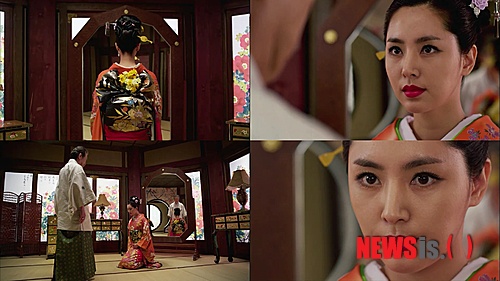 【서울=뉴시스】오제일 기자 = 탤런트 한채아(30)가 KBS 2TV 수목드라마 '각시탈'(극본 유현미·연출 윤성식)에서 화려한 기모노 차림으로 신고식을 치렀다. 6일 방송된 '각시탈'에서는 "조선을 마음껏 짓밟겠다"며 일본에서 조선으로 향하는 스파이 '채홍주'(한채아)의 모습이 그려졌다. 빨간 립스틱과 화려한 기모노가 '조선판 마타하리'의 존재를 한껏 부각시켰다. 방송의 화려함 뒤에는 한채아의 고충이 있었다. "'채홍주'가 입는 기모노는 기품 있는 기모노라서 여러겹을 겹쳐 입어야 했다. 전문가 두 사람이 도와줬는데도 '채홍주'로 변신하는데 한 시간 이상 걸렸다." "이제는 대본에 기모노를 입는 장면이 있으면 '아…'하고 탄식할 정도다. 그런데 앞으로도 기모노를 입고 등장하는 신이 많을 것 같다"며 웃었다. 제작사 팬 엔터테인먼트는 "3회에서 한채아가 입은 기모노는 1000여 만원대로 자수는 모두 손으로 놓은 '작품'"이라고 소개했다. 특히 "한채아를 위해 일본에서 직접 빌려온 기모노는 모두 6벌이다 이 중 일본의 전통 기생 옷인 게이샤 기모노는 개당 2000만~2500만원 선"이라며 "앞으로 등장하는 의상들도 기대해달라"고 청했다. 기모노와 각종 장신구를 포함하면 1억원에 육박한다. 한편 채홍은 독립군 후원금을 내지 않는다는 이유로 독립군에게 부모를 잃고 복수심에 불타는 인물이다. 한채아는 스파이로서의 화려한 액션 연기와 함께 조선에 대한 복수와 '이강토'(주원)과의 사랑 사이에서 고뇌하는 내면 연기도 펼치게 된다. kafka@newsis.com