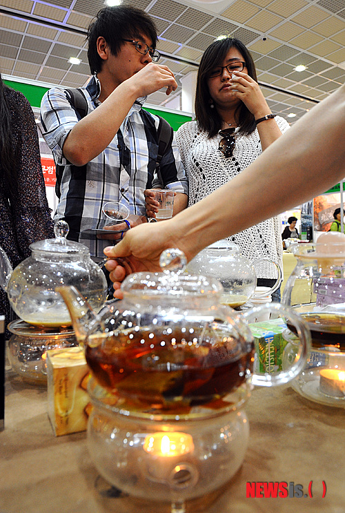 【서울=뉴시스】조종원 기자 = 7일 오후 서울 강남구 삼성동 코엑스에서 열린 10회 국제차문화대전 데코리아 부스에서 관람객들이 아크바 홍차를 시음하고 있다.&nbsp; choswat@newsis.com