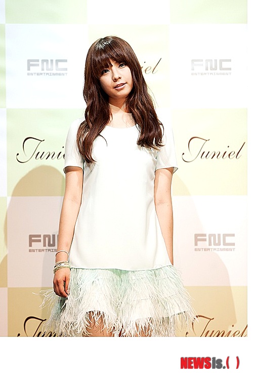 【서울=뉴시스】이재훈 기자 = "아이유 선배는 국민 여동생으로 사랑을 받는 가수인 만큼 '제2의 아이유'라는 수식어가 붙었을 때 너무 기뻤어요. 하지만 이제 막 데뷔하는 제게는 과분하지 않을까라는 생각이 들어요."&nbsp; realpaper7@newsis.com 