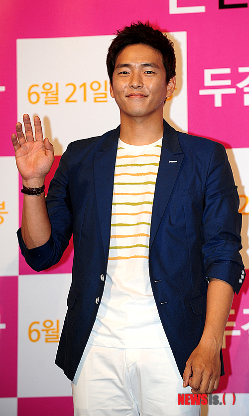 【서울=뉴시스】고범준 기자 = 8일 오후 서울 성동구 행당동 왕십리CGV에서 열린 영화 '두번의 결혼식과 한번의 장례식(감독 김조광수)' 시사회에 배우 김동윤이 취재진을 향해 포즈를 취하고 있다.&nbsp; bjko@newsis.com