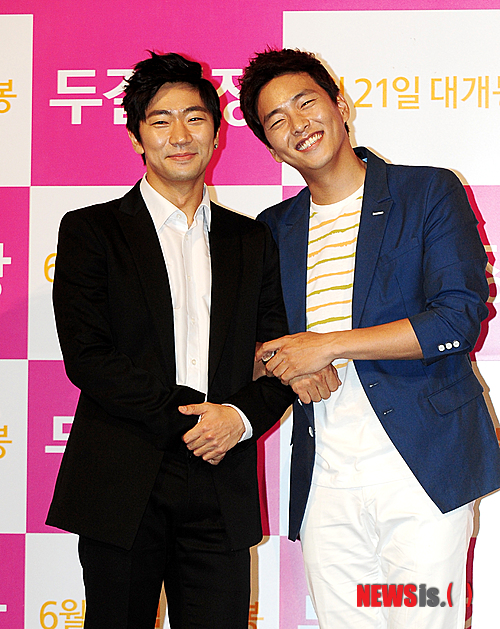 【서울=뉴시스】고범준 기자 = 8일 오후 서울 성동구 행당동 왕십리CGV에서 열린 영화 '두번의 결혼식과 한번의 장례식(감독 김조광수)' 시사회에 배우 김동윤, 송용진이 취재진을 향해 포즈를 취하고 있다.&nbsp; bjko@newsis.com