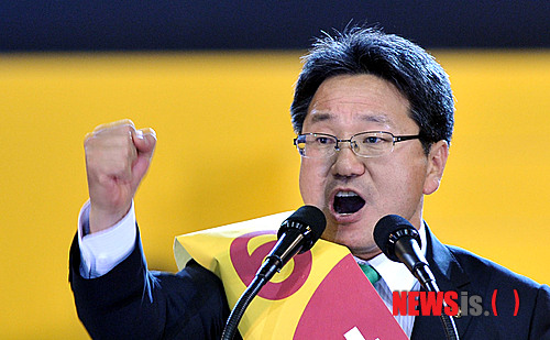 【고양=뉴시스】홍찬선 기자 = 민주통합당 임시전국대의원대회가 열린 9일 오후 경기도 고양시 일산 킨텍스에서 강기정 당대표 후보가 연설을 하고 있다.&nbsp; mania@newsis.com 