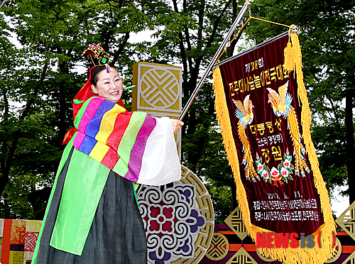 【전주=뉴시스】유영수 기자 = 전북 전주시가 개최하고 (사)전주대사습놀이보존회와 전주MBC 주관으로 전주 경기전 일대에서 8일부터 11일까지 4일간 걸쳐 '2012 전주대사습놀이'가 열린 가운데 서울 관악구 행운동에 거주하는 강경아씨가 판소리 명창 장원에 수상했다.(사진=전주시청 제공)&nbsp;&nbsp; yu0014@newsis.com&nbsp; 