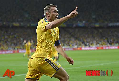 【키예프(우크라이나)=AP/뉴시스】우크라이나의 공격수 안드리 셰브첸코(36·디나모키예프)가 12일 오전 (한국시간) 우크라이나 키예프 올림픽스타디움에서 열린 2012유럽축구선수권대회(유로2012) 조별리그 D조 1차전 스웨덴과의 경기에서 2번째 골을 터뜨린 뒤 세레모니를 하고 있다. 셰브첸고의 2골에 힘입은 우크라이나는 스웨덴에 2-1 로 승리했다.&nbsp; 