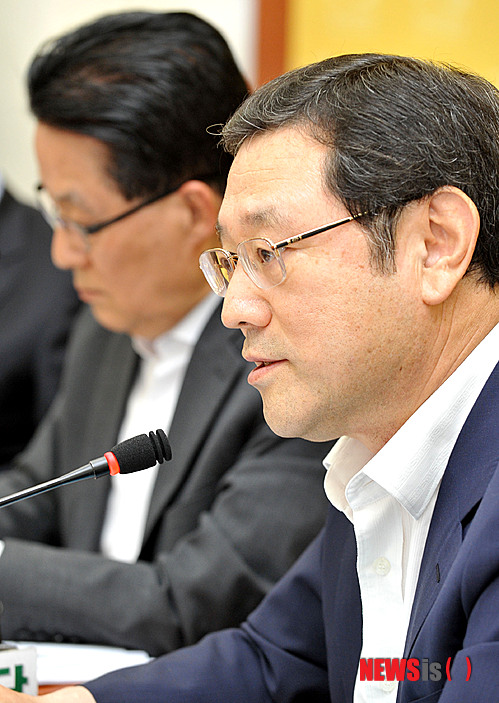 【서울=뉴시스】홍찬선 기자 = 이용섭 민주통합당 정책위의장이 12일 오전 서울 여의도 국회에서 열린 원내대책회의에서 모두발언을 하고 있다.&nbsp; mania@newsis.com