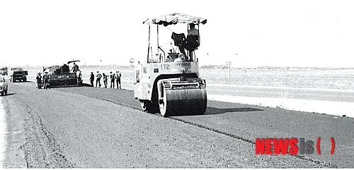 【서울=뉴시스】최초 해외진출 공사인 태국 파타니-나라티왓 고속도로 공사 당시 모습이다. 현대건설이 540만불에 수주한 이 건설 공사는 1966년6월부터 1968년2월까지 진행됐다. (제공=국토해양부)&nbsp;&nbsp; photo@newsis.com