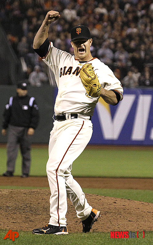【샌프란시스코=AP/뉴시스】샌프란시스코 자이언츠의 맷 케인(28)이 14일(한국시간) 미국 캘리포니아주 샌프란시스코 AT&T파크에서 열린 휴스턴 애스트로스와의 경기에서 메이저리그 역사상 22번째 퍼펙트게임을 달성한 뒤 주먹을 쥐고 포효하고 있다.&nbsp; 