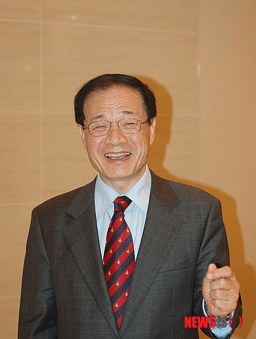 【서울=뉴시스】오제일 기자 = '맹꽁이 서당'의 만화가 윤승운(70)씨가 'SICAF 2012 코믹 어워드'를 받는다. 윤 화백은 1970년대 '두심이 표류기' '요철 발명왕' '굼봉이' 등 발명과 모험을 키워드로 풀어낸 작품으로 한국 명랑만화의 전성기를 이끌었다. 1983년부터는 만화잡지 '보물섬'에 '맹꽁이 서당'을 9년간 연재했고, 24년 만에 15권의 단행본을 완간했다. 순천대 만화애니메이션학과 석좌교수다. 'SICAF 2012 애니메이션 어워드'는 ㈜한호흥업의 김석기(69) 대표에게 돌아갔다. 김 대표는 '아기공룡 둘리' '옛날 옛적에' '날아라 슈퍼보드' 등을 기획·제작해 애니메이션 대중화에 힘썼다. 1997년 한국애니메이션제작자협의회 회장과 방송진흥원 애니메이션 운영위원을 지냈다. 2006년에는 SICAF 조직위원장을 맡았다. SICAF 2012 코믹 어워드와 애니메이션 어워드는 7월18일 SICAF 개막식에서 시상한다. kafka@newsis.com