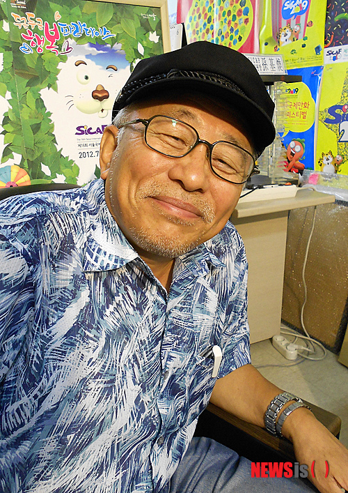 【서울=뉴시스】오제일 기자 = '맹꽁이 서당'의 만화가 윤승운(70)씨가 'SICAF 2012 코믹 어워드'를 받는다. 윤 화백은 1970년대 '두심이 표류기' '요철 발명왕' '굼봉이' 등 발명과 모험을 키워드로 풀어낸 작품으로 한국 명랑만화의 전성기를 이끌었다. 1983년부터는 만화잡지 '보물섬'에 '맹꽁이 서당'을 9년간 연재했고, 24년 만에 15권의 단행본을 완간했다. 순천대 만화애니메이션학과 석좌교수다. 'SICAF 2012 애니메이션 어워드'는 ㈜한호흥업의 김석기(69) 대표에게 돌아갔다. 김 대표는 '아기공룡 둘리' '옛날 옛적에' '날아라 슈퍼보드' 등을 기획·제작해 애니메이션 대중화에 힘썼다. 1997년 한국애니메이션제작자협의회 회장과 방송진흥원 애니메이션 운영위원을 지냈다. 2006년에는 SICAF 조직위원장을 맡았다. SICAF 2012 코믹 어워드와 애니메이션 어워드는 7월18일 SICAF 개막식에서 시상한다. kafka@newsis.com