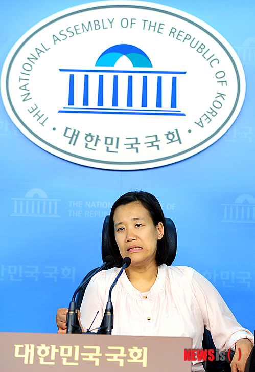 【서울=뉴시스】조성봉 기자 = 통합진보당이 비례후보 사퇴거부로 내홍을 겪고 있는 가운데 14일 오후 서울 여의도 국회 정론관에서 조윤숙 후보가 윤금순 의원에게 공개토론을 요청하는 기자회견을 하고 있다. 조윤숙 후보는 비례후보 사퇴거부로 통합진보당 서울시 당기위원회에서 제명 결정됐다.&nbsp; suncho21@newsis.com 